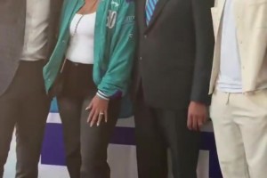 一副没睡醒样子！湖人从休斯敦飞赴迈阿密 东契奇赛前抵达球馆