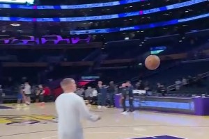 真的准啊！看肯纳德赛前三分训练！接球就投，投了就进！