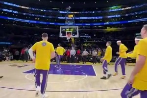 完美融入！肯纳德刚来湖人时，立马参加了老詹的赛前搞笑仪式😂