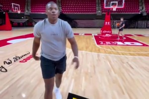 这姿势普通人学不来！来看投篮训练师的投篮训练！