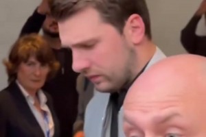 康复进展顺利？东契奇在西班牙为球迷签名，走路看起来挺OK~